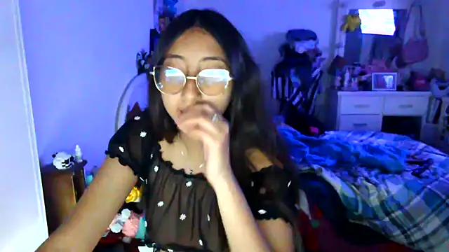 Snapshot of Nanylux chatting on 11.20.25 Nanylux online show from 11.20.25