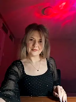 Snapshot of purplemoon1 chatting on 12.17.25 purplemoon1 online show from 12.17.25