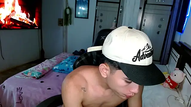 Snapshot of kennyonly_ chatting on 11.28.25 kennyonly online show from 11.28.25