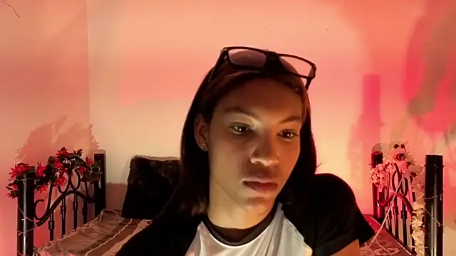 Snapshot of ginebra-n18 chatting on 11.25.25 ginebra-n18 online show from 11.25.25