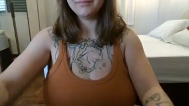 Snapshot of xxxluana chatting on 12.18.25 xxxluana online show from 12.18.25