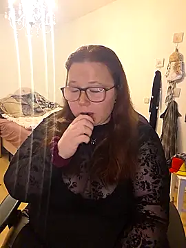 Snapshot of NaughtyNiia chatting on 12.14.25 NaughtyNiia online show from 12.14.25