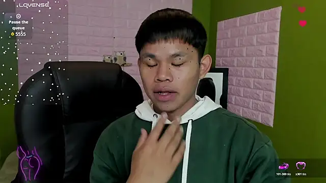 Snapshot of tommy_cherry_ chatting on 11.28.25 tommy cherry online show from 11.28.25