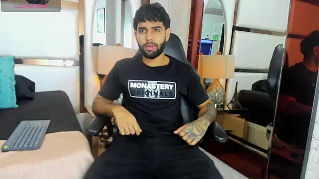 Snapshot of Jesuss77_ chatting on 11.26.25 Jesuss77 online show from 11.26.25