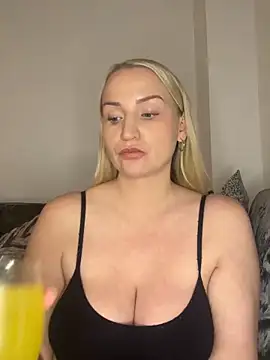 BootyQueenApril online show from 12.13.25