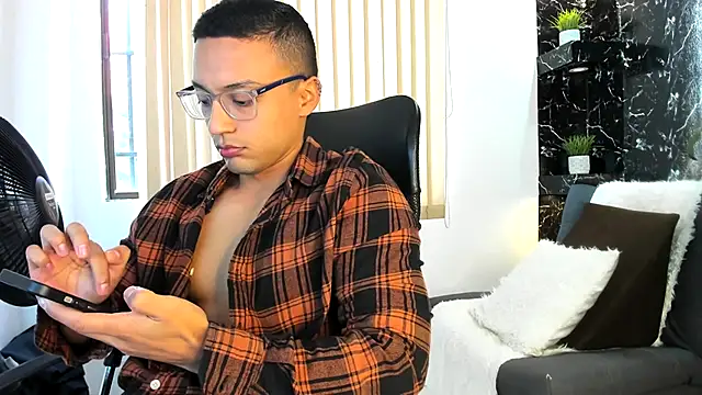 Snapshot of thomas_scot1 chatting on 11.21.25 thomas scot1 online show from 11.21.25