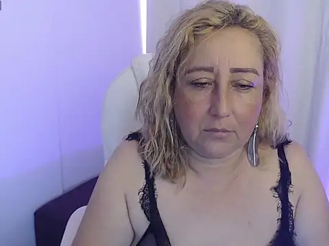 Snapshot of Perla_2026 chatting on 11.20.25 Perla 2026 online show from 11.20.25