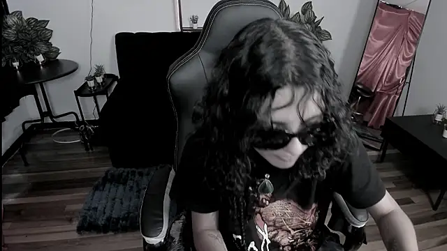 Snapshot of gummo_ chatting on 02.17.26 gummo online show from 02.17.26