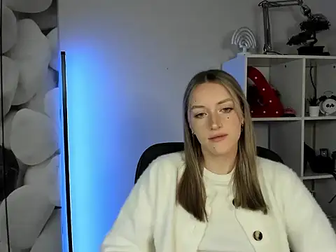 Snapshot of EvelynBlond chatting on 11.24.25 EvelynBlond online show from 11.24.25