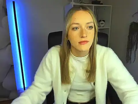 Snapshot of EvelynBlond chatting on 11.26.25 EvelynBlond online show from 11.26.25