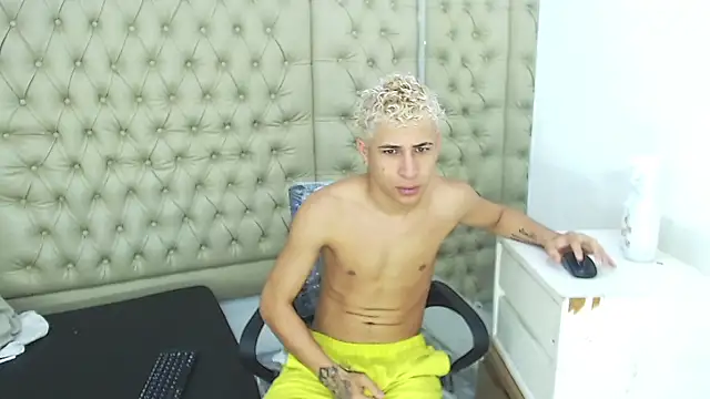 Snapshot of HollmanFronsh chatting on 11.30.25 HollmanFronsh online show from 11.30.25