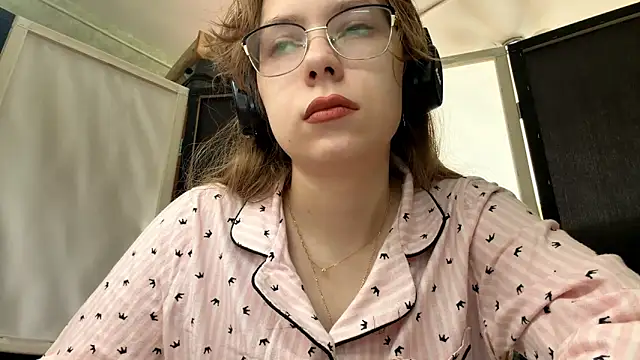 Snapshot of LouettaTornese chatting on 11.23.25 LouettaTornese online show from 11.23.25