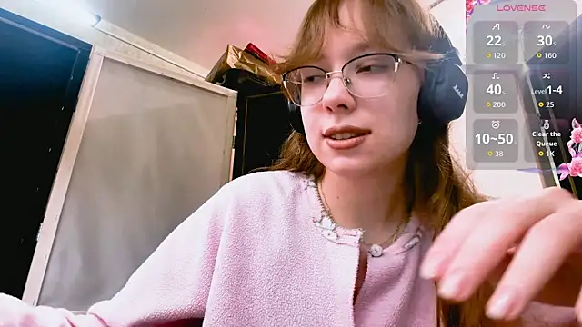 Snapshot of LouettaTornese chatting on 11.28.25 LouettaTornese online show from 11.28.25