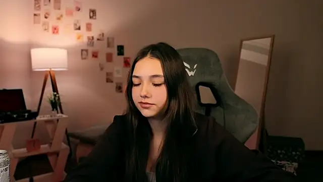 Snapshot of Vexorine chatting on 11.26.25 Vexorine online show from 11.26.25