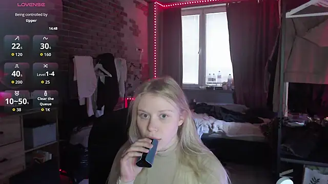 Snapshot of mollydollka chatting on 11.24.25 mollydollka online show from 11.24.25