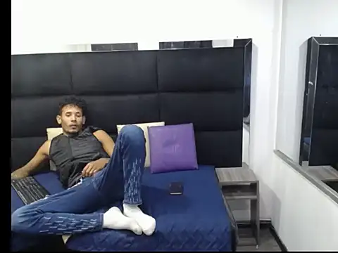 Straight latinX online show from 11.30.25