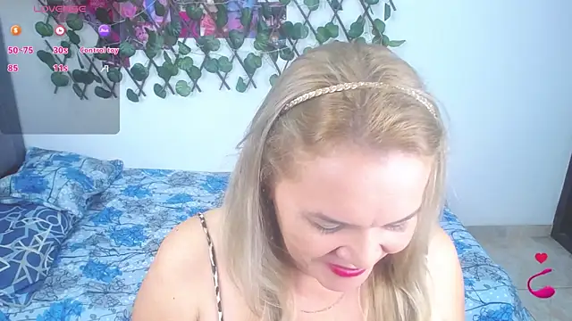 Snapshot of Sara_star1 chatting on 11.25.25 Sara star1 online show from 11.25.25