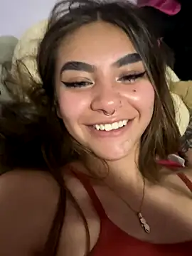 Snapshot of Yunaraa chatting on 11.26.25 Yunaraa online show from 11.26.25