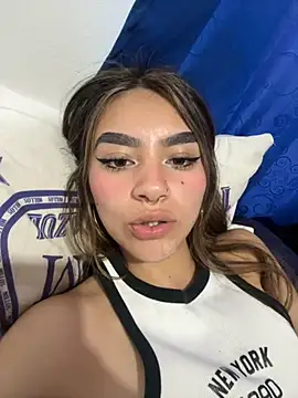 Snapshot of Yunaraa chatting on 11.27.25 Yunaraa online show from 11.27.25