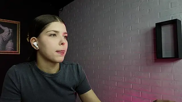 Snapshot of Sierra_Maddison chatting on 12.04.25 Sierra Maddison online show from 12.04.25