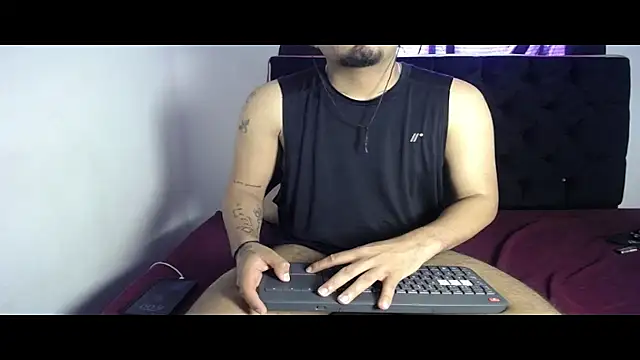 Snapshot of Henry_villa23 chatting on 11.26.25 Henry villa23 online show from 11.26.25