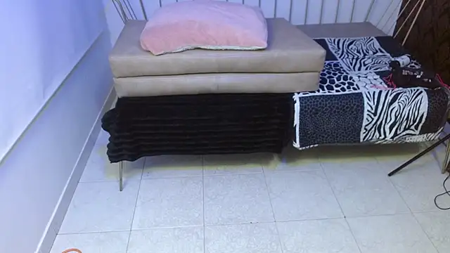 Snapshot of Roxanne_vale chatting on 02.26.26 Roxanne vale online show from 02.26.26