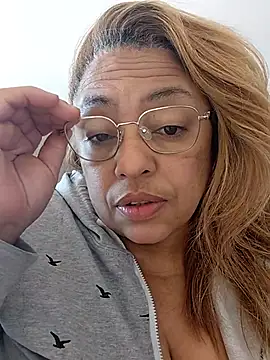 Halanamorena online show from 11.26.25