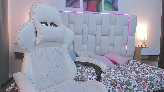 mask red girl online show from 03.18.26