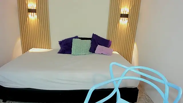 Snapshot of Izelevans chatting on 02.02.26 Izelevans online show from 02.02.26