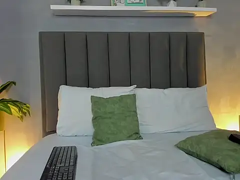 lindaa natashaa  online show from 11.22.25