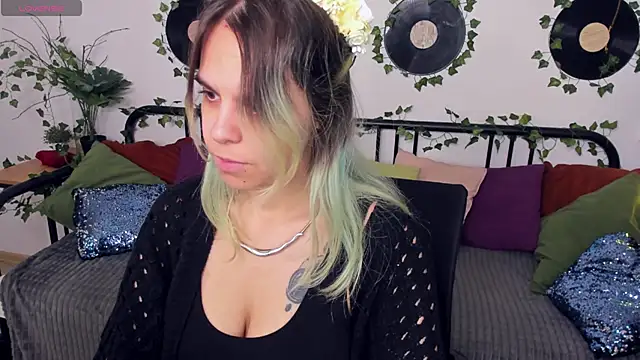 Snapshot of LiraBelle chatting on 11.24.25 LiraBelle online show from 11.24.25