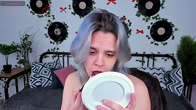 LiraBelle online show from 04.13.26