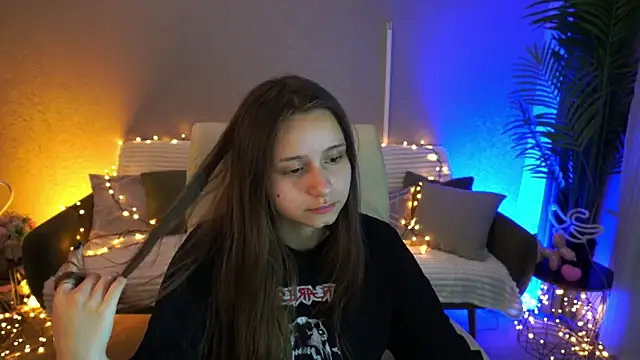 Snapshot of TinyNatalie chatting on 05.18.26 TinyNatalie online show from 05.18.26