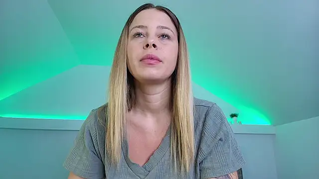 Snapshot of KateAllyaa chatting on 12.14.25 KateAllyaa online show from 12.14.25