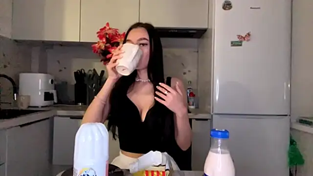 Snapshot of KristaLarmon chatting on 11.29.25 KristaLarmon online show from 11.29.25