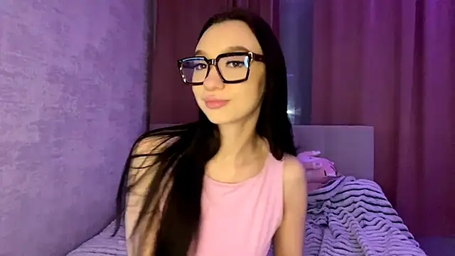 Snapshot of KristaLarmon chatting on 12.03.25 KristaLarmon online show from 12.03.25