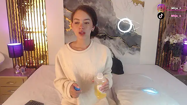 Snapshot of MiticaBrennet_ chatting on 02.28.26 MiticaBrennet online show from 02.28.26