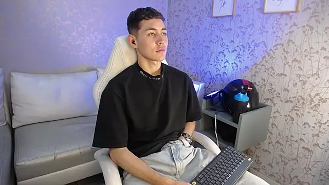 Snapshot of LoganFoster_ chatting on 12.15.25 LoganFoster online show from 12.15.25