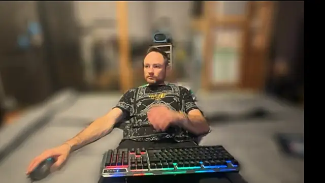 Snapshot of famous1tad chatting on 12.19.25 famous1tad online show from 12.19.25