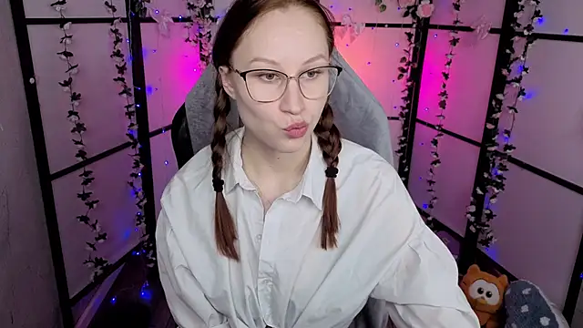 Snapshot of JoanFlare chatting on 11.26.25 JoanFlare online show from 11.26.25