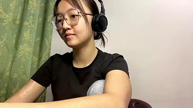 Snapshot of LinaClous chatting on 12.14.25 LinaClous online show from 12.14.25