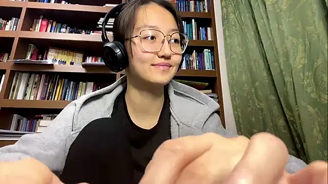 Snapshot of LinaClous chatting on 12.15.25 LinaClous online show from 12.15.25