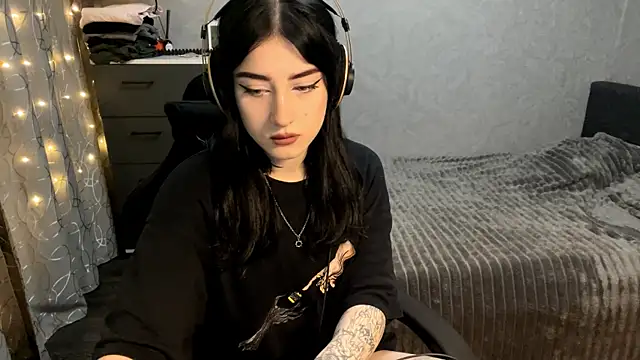 Meowluly online show from 12.18.25