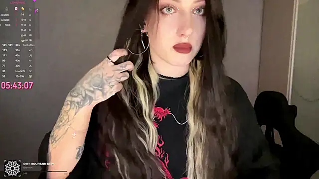 Snapshot of Meowluly chatting on 04.14.26 Meowluly online show from 04.14.26