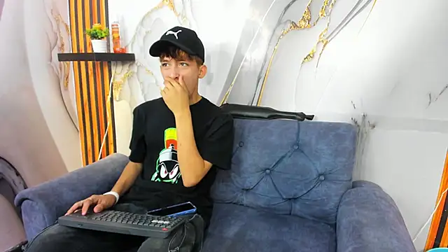 Alex LatinBoy18 online show from 11.28.25