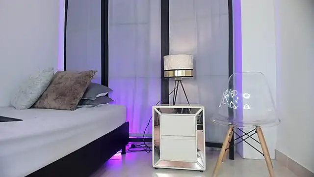 niicole steele  online show from 12.18.25