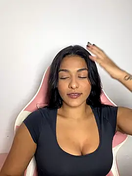 Snapshot of Laurapocahontas chatting on 11.29.25 Laurapocahontas online show from 11.29.25