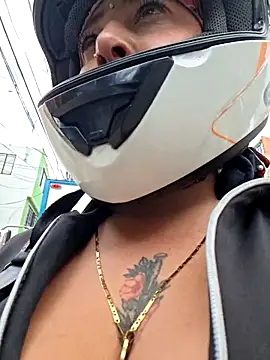 Snapshot of MelodyHockier chatting on 11.26.25 MelodyHockier online show from 11.26.25