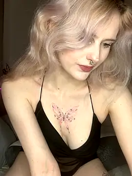 Snapshot of MilaElin chatting on 11.30.25 MilaElin online show from 11.30.25