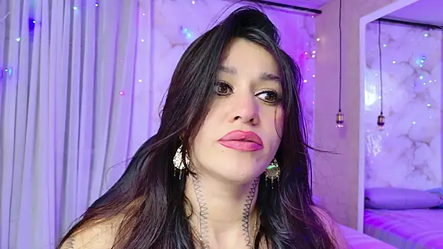 Snapshot of abby_saenz_2025 chatting on 11.25.25 abby saenz 2025 online show from 11.25.25